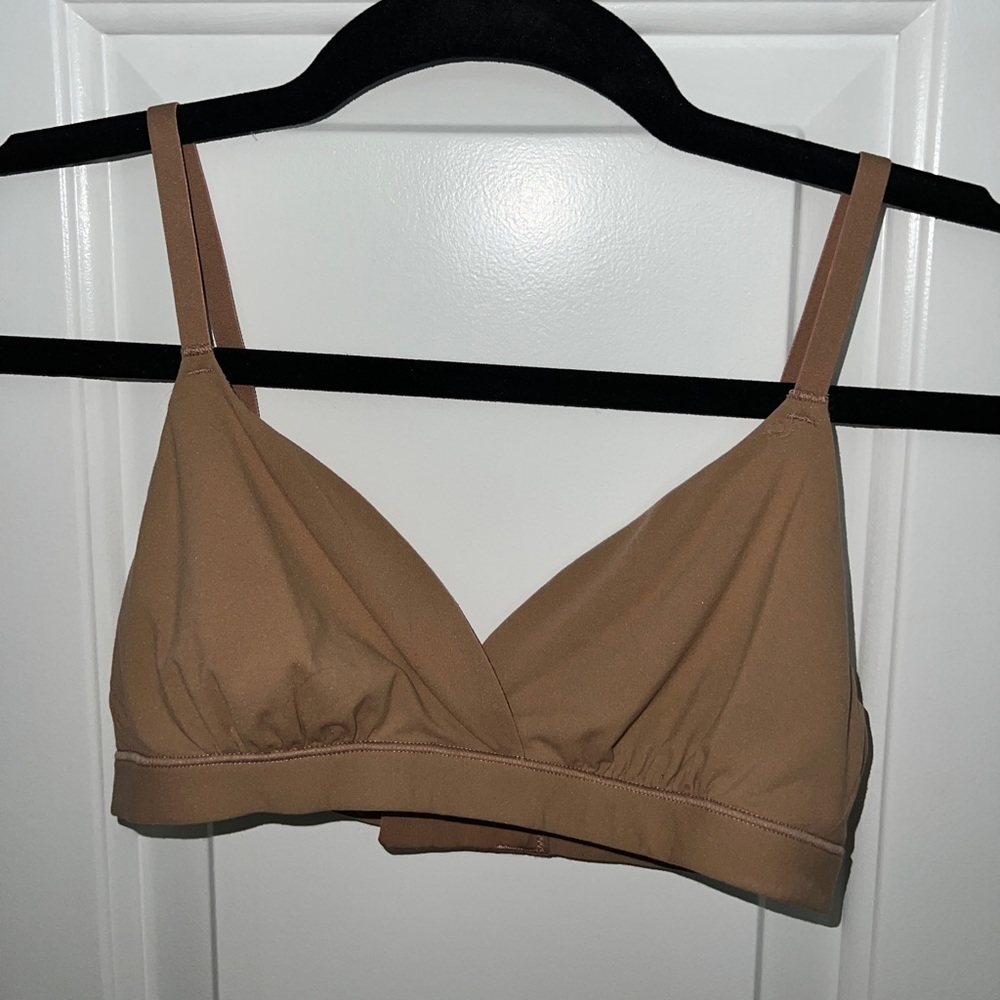 Skims fits everybody crossover bralette in sienna. Size XS.